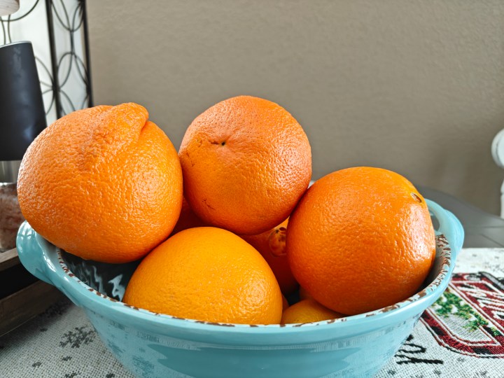 蓝色碗里的一碗橙子，用 OnePlus 12R 拍摄。