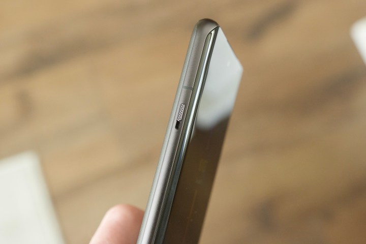 OnePlus 12R 上的警报滑块。