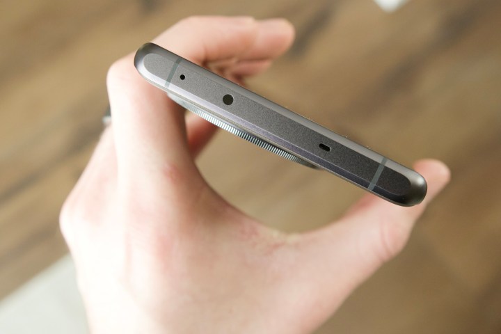 OnePlus 12R 的顶部，显示手机的红外传感器。