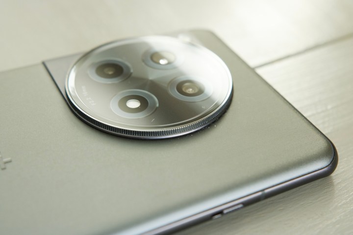 OnePlus 12R 背面的特写镜头。