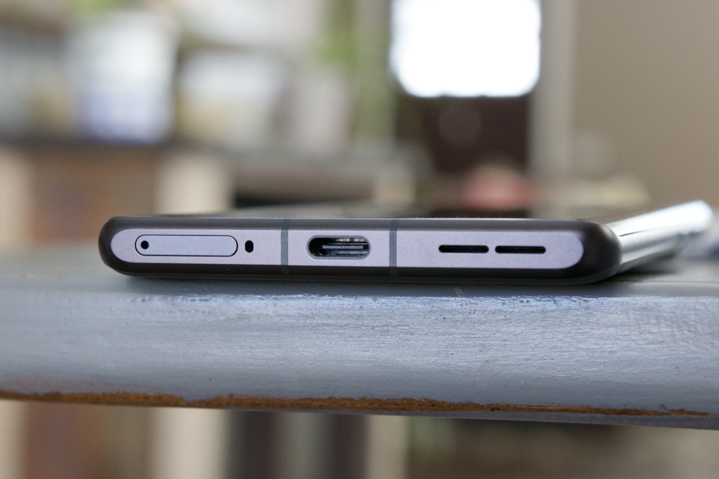 La parte inferior del OnePlus 12R, que muestra el puerto USB-C del teléfono.