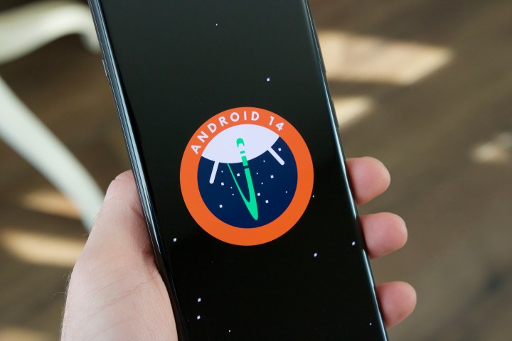 OnePlus 12R 上的 Android 14 徽标。