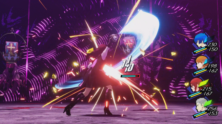 Un personnage balance une épée dans Persona 3 Reload.