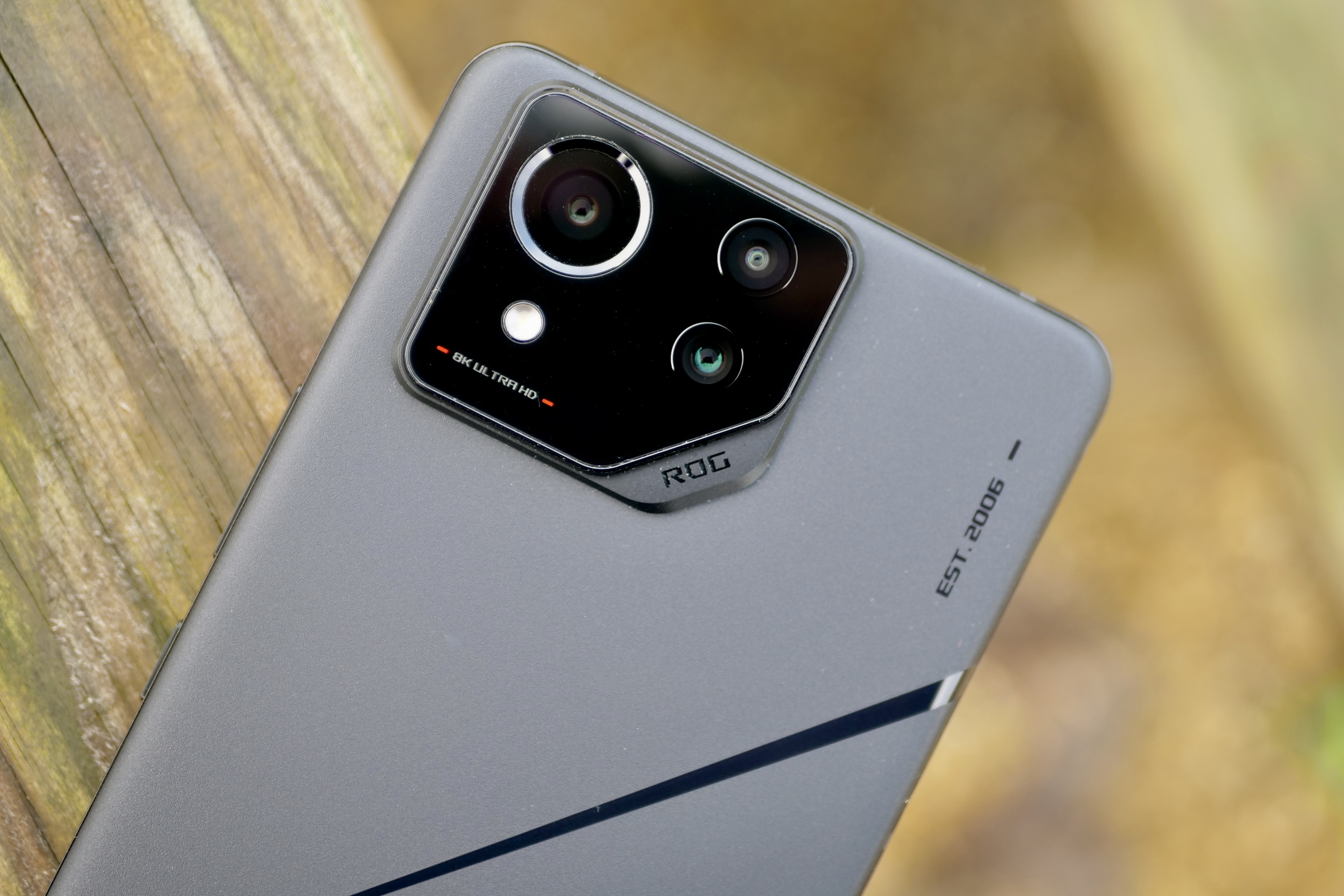 لنزهای دوربین Asus ROG Phone 8 Pro.
