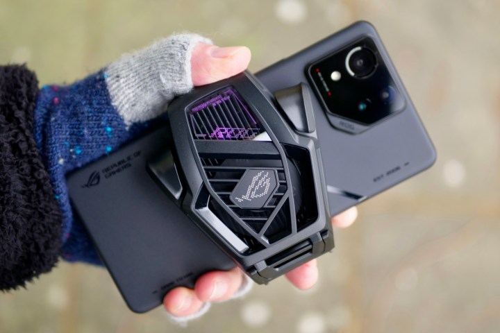 L'Asus ROG Phone 8 Pro con la ventola AeroCooler X collegata.