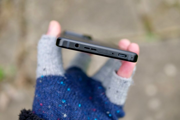 La parte inferiore dell'Asus ROG Phone 8 Pro, che mostra la porta di ricarica e il jack per le cuffie.
