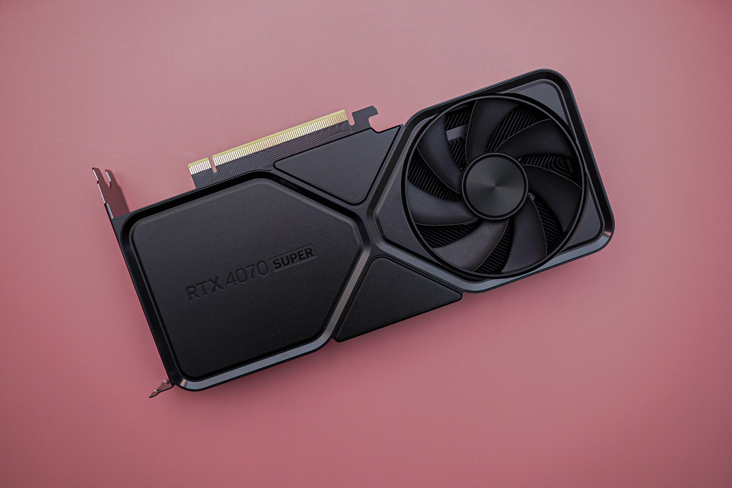 La RTX 4070 Super sobre un fondo rosa.