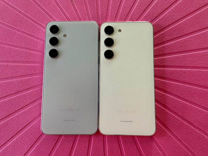 Samsung Galaxy S24 en gris (à gauche) à côté d'un S23 blanc pour montrer la différence de taille.