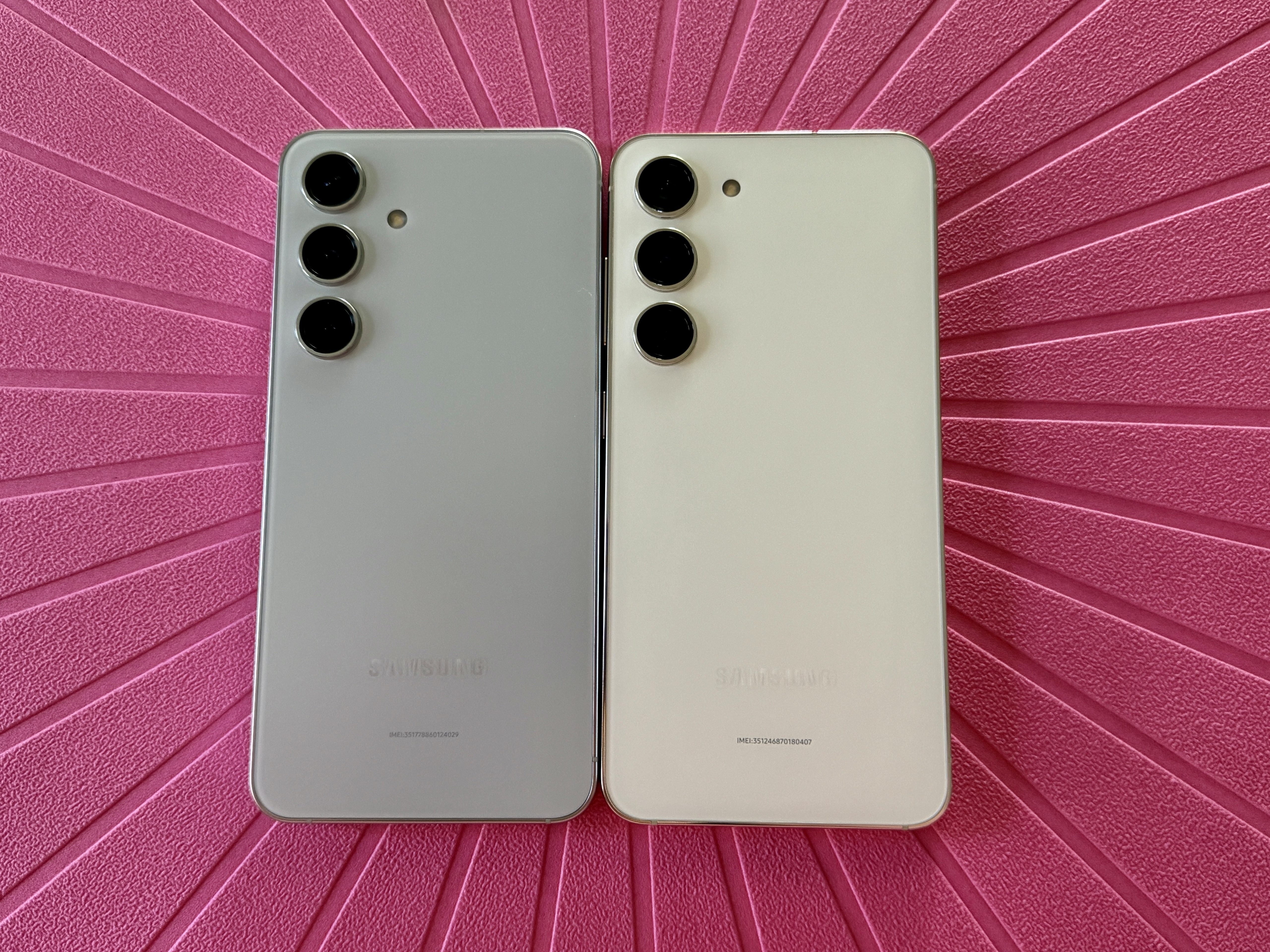 Samsung Galaxy S24 به رنگ خاکستری (سمت چپ) در کنار S23 سفید برای نشان دادن تفاوت اندازه.