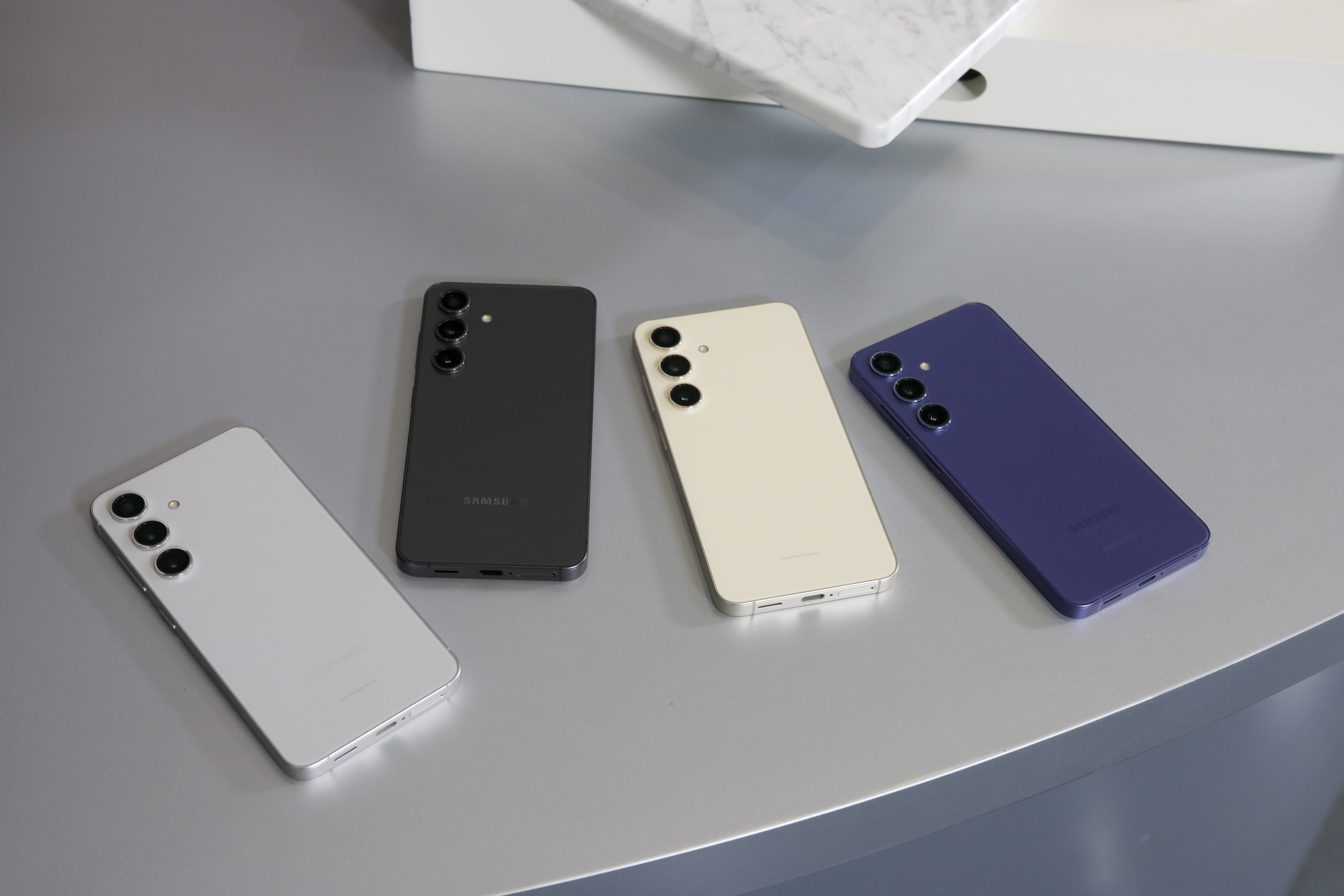 Los cuatro colores del Samsung Galaxy S24 boca abajo sobre una mesa.