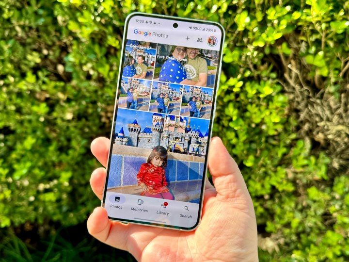 Samsung Galaxy S24 en gris mármol mostrando Google Photos.