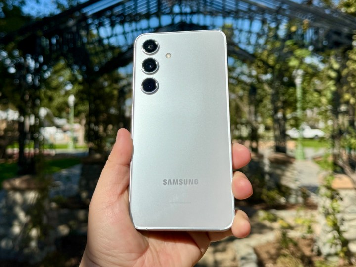 Samsung Galaxy S24 en gris mármol sostenido en la mano.