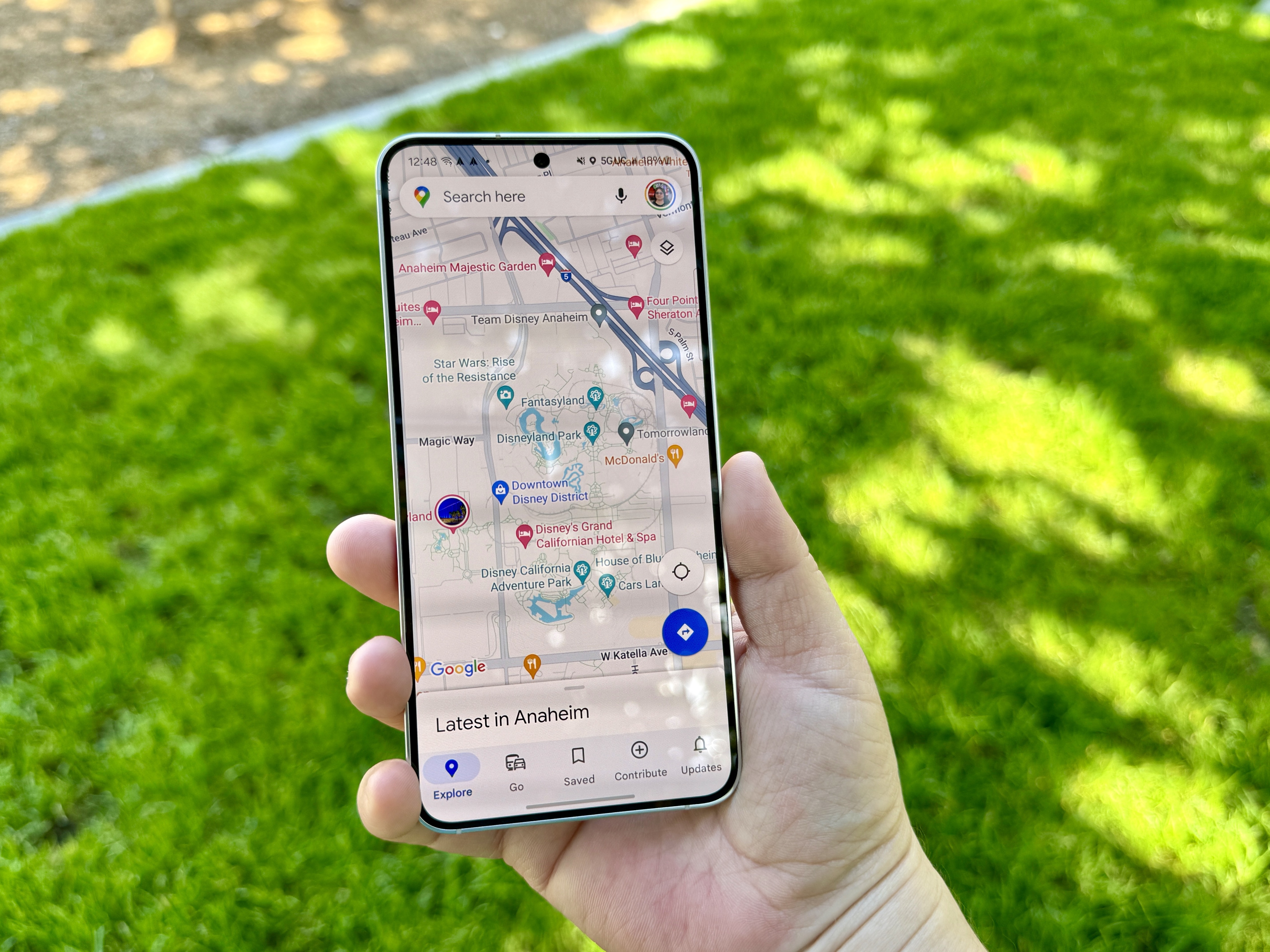 Samsung Galaxy S24 در خاکستری مرمری که نقشه های گوگل را نشان می دهد.