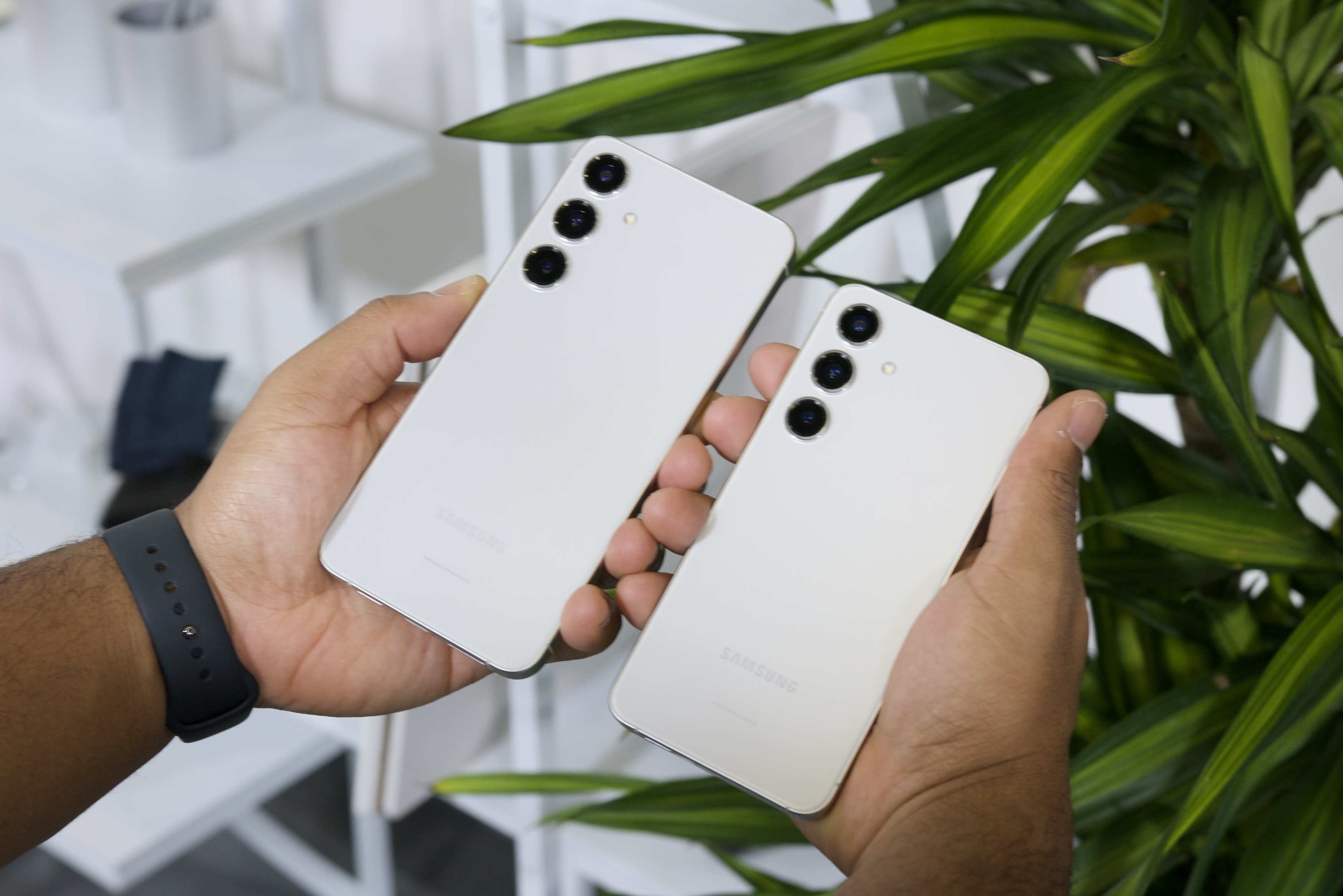 Does the Samsung Galaxy S24 have an SD card slot? - Vimarsana News