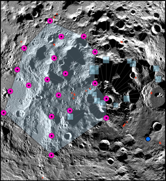 L’épicentre de l’un des tremblements de lune les plus puissants enregistrés par l’expérience sismique passive Apollo était situé dans la région polaire sud lunaire. Cependant, l’emplacement exact de l’épicentre n’a pas pu être déterminé avec précision. Un nuage d'emplacements possibles (points magenta et polygone bleu clair) du fort séisme de lune peu profond utilisant un algorithme de relocalisation spécifiquement adapté aux réseaux sismiques très clairsemés est distribué près du pôle. Les cases bleues montrent les emplacements des régions d'atterrissage proposées pour Artemis III. Les escarpements lobés des failles de chevauchement sont représentés par de petites lignes rouges. Le nuage d’emplacements d’épicentres englobe un certain nombre d’escarpements lobés et de nombreuses régions d’atterrissage d’Artemis III.