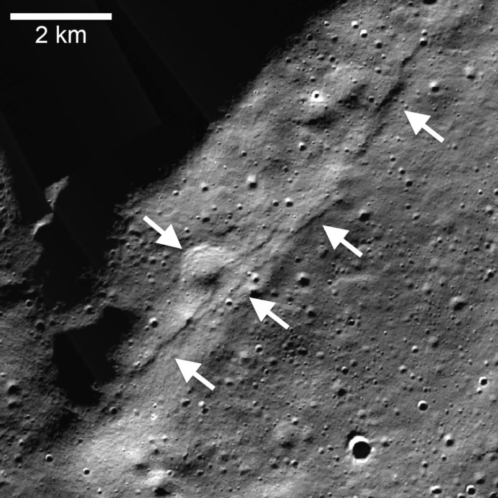 Mosaïque de la Lunar Reconnaissance Orbiter Camera (LROC), Narrow Angle Camera (NAC) de l'amas d'escarpements lobés de Wiechert (flèches pointant vers la gauche) près du pôle sud lunaire. Un escarpement de faille de chevauchement a traversé un cratère dégradé d'environ 1 kilomètre (0,6 mile) de diamètre (flèche pointant vers la droite).