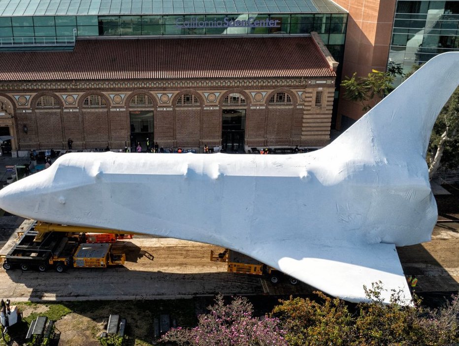 Watch space shuttle Endeavour raised for the final time - Vimarsana News