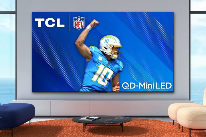 Téléviseur mini-LED QLED TCL 2024 QM8 de 98 pouces.