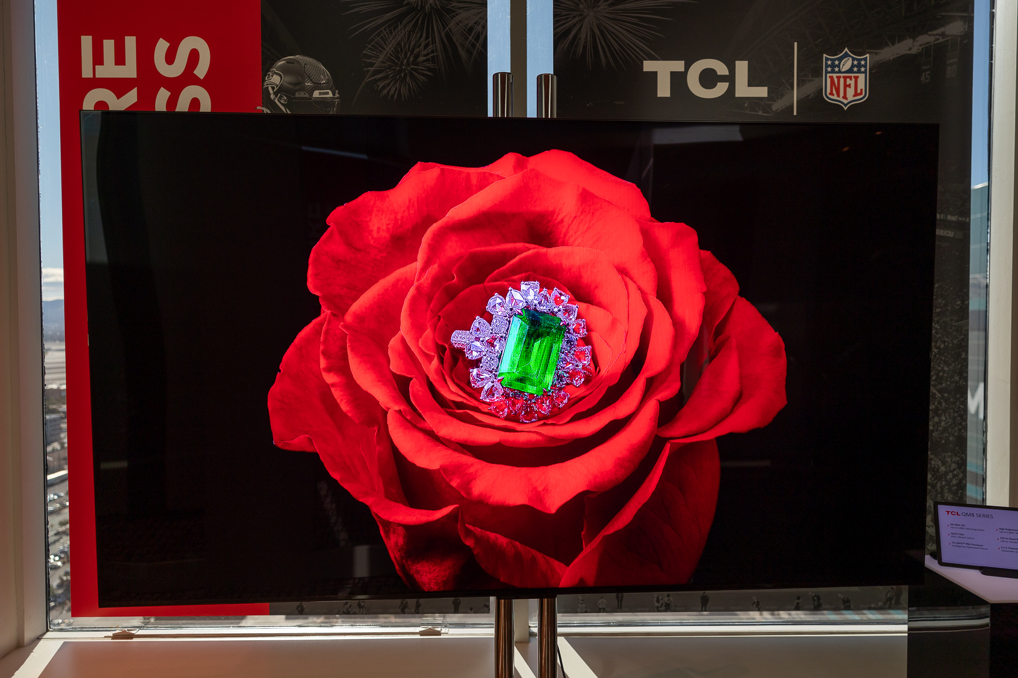 TCL QM8 mini-LED TV: un gigante de 98 pulgadas con subwoofer - Digital  Trends Español