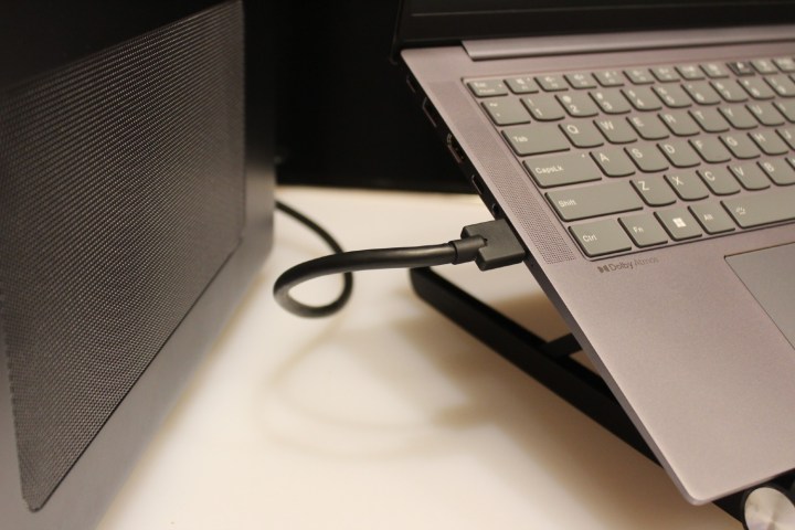 اتصال لپ تاپ ThinkBook 14 i به eGPU متصل است.