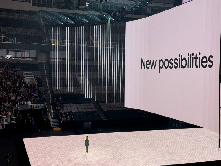 Chefe da Samsung Mobile, TM Roh, no palco do Samsung Galaxy Unpacked em janeiro de 2024.