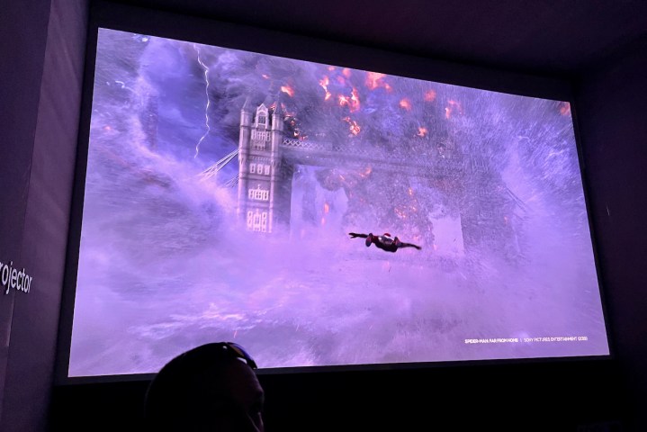 La demo del proiettore Xgimi Horizon Max al CES 2024 che mostra una clip di un videogioco di Spider-Man.