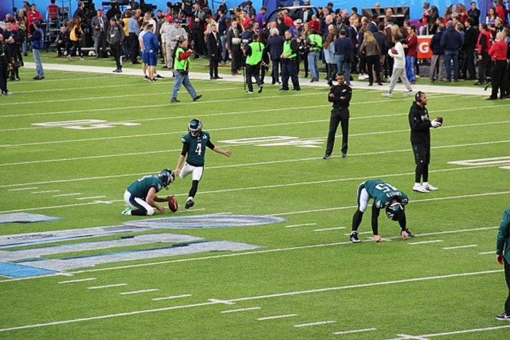 Los jugadores patean una pelota en el Super Bowl.