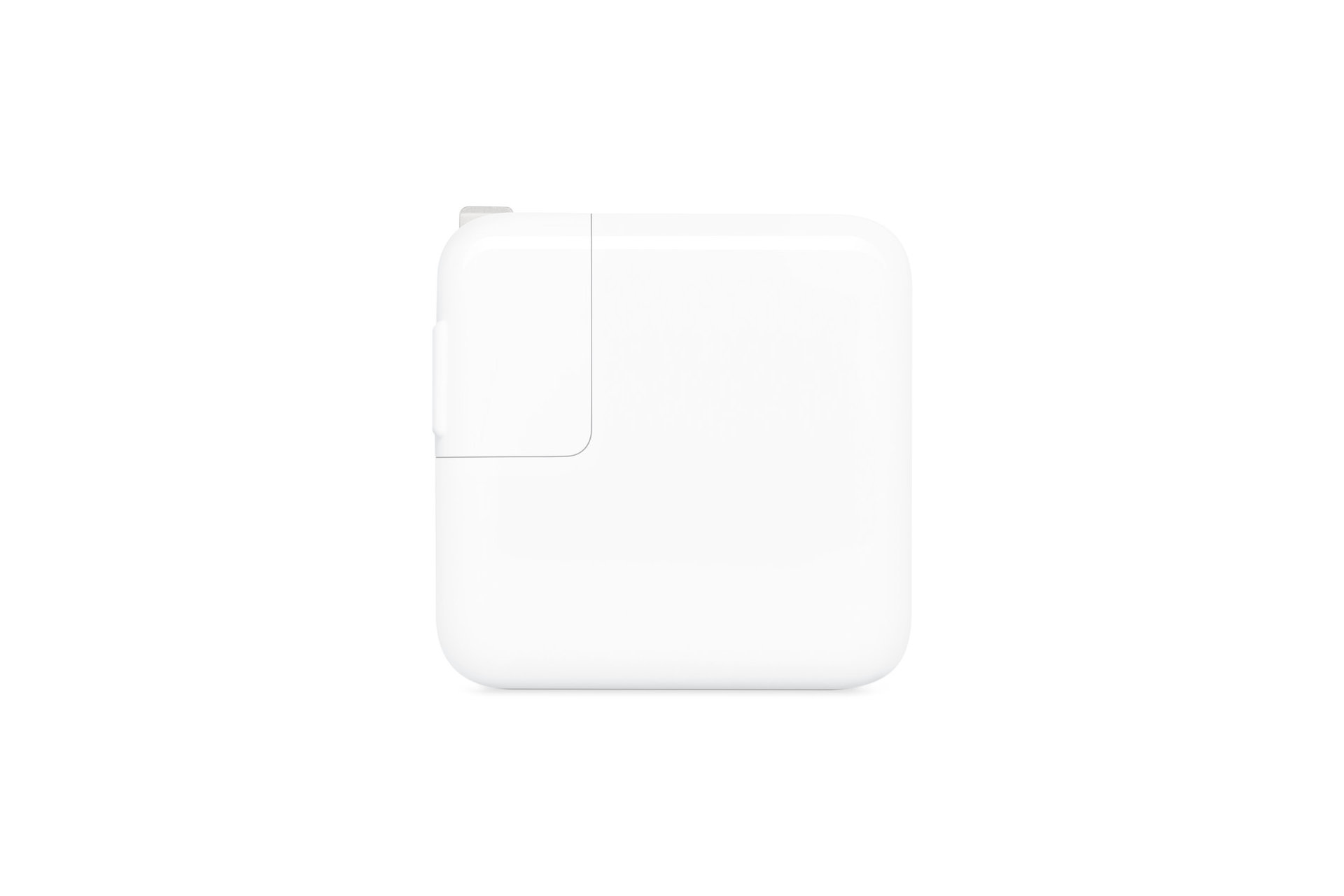 آداپتور برق 30W USB-C اپل در پس زمینه سفید ظاهر می شود.