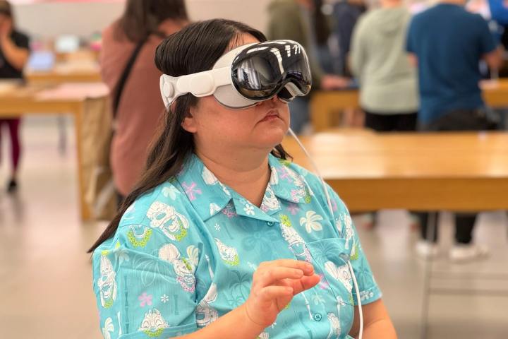 Una persona que lleva la unidad de demostración de Apple Vision Pro en un Apple Store.