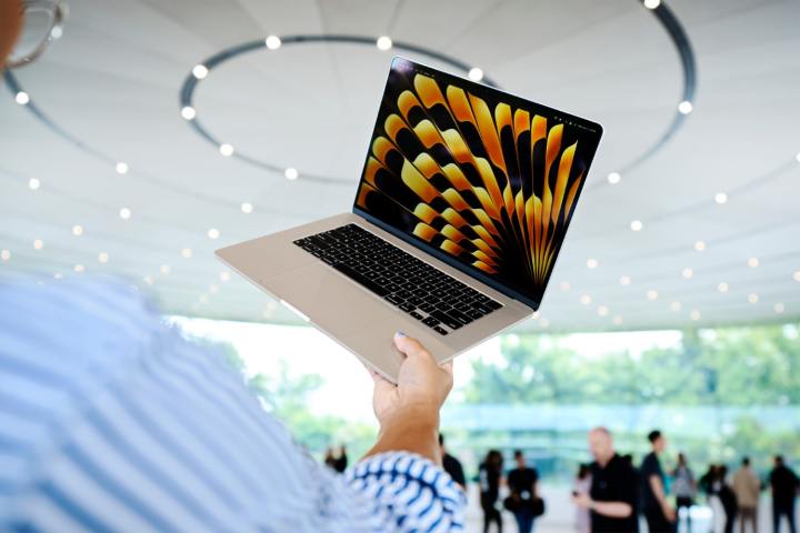 2023 সালে অ্যাপলের ওয়ার্ল্ডওয়াইড ডেভেলপারস কনফারেন্সে (WWDC) একজন ব্যক্তি একটি MacBook Air ধারণ করেছেন।