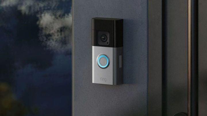 La Ring Battery Doorbell Pro installée près d’une porte.