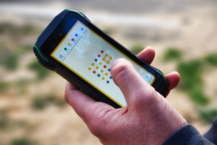بازی Two Dots بر روی یک گوشی اندرویدی کوچک ناهموار Blackview N6000 که در دست یک فرد قرار دارد.