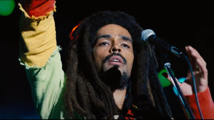 Bob Marley levanta el puño.