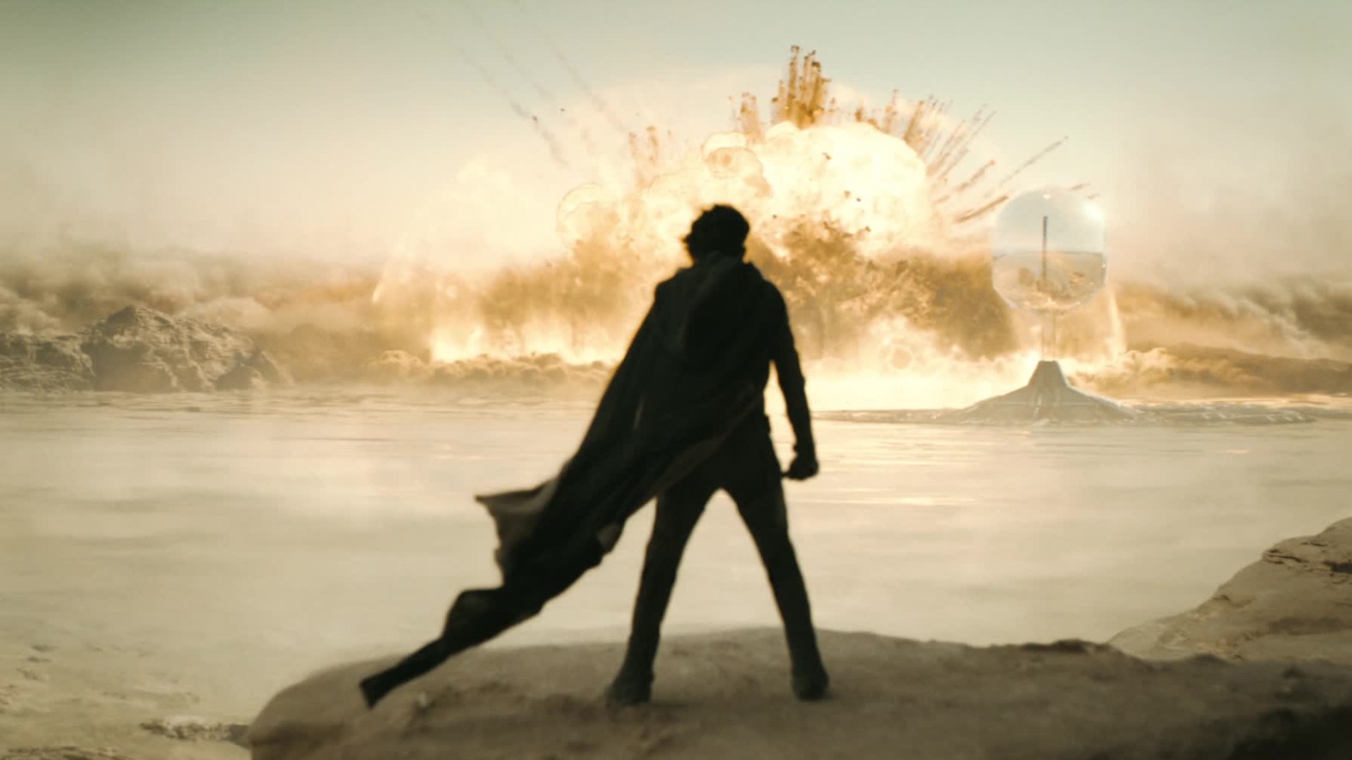 Timothée Chalamet blickt in einem Standbild aus „Dune: Part Two“ auf eine ferne Explosion