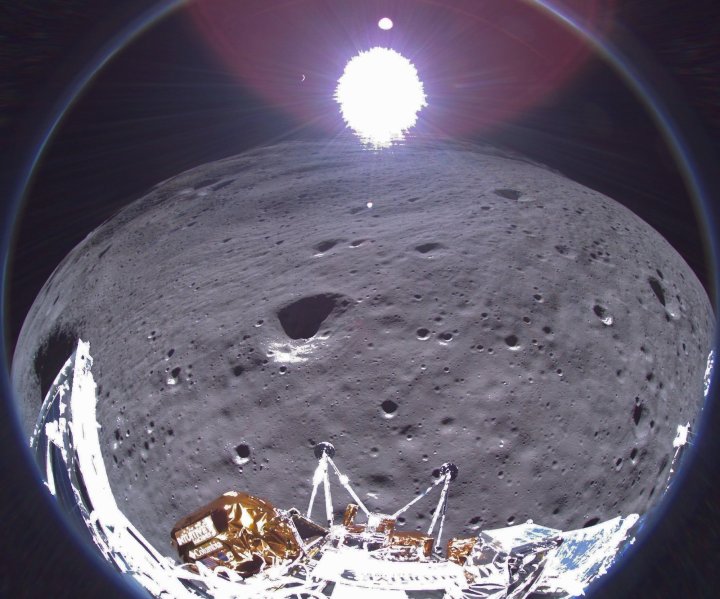 Una imagen capturada por el módulo de aterrizaje lunar Odysseus de Intuitive Machines.