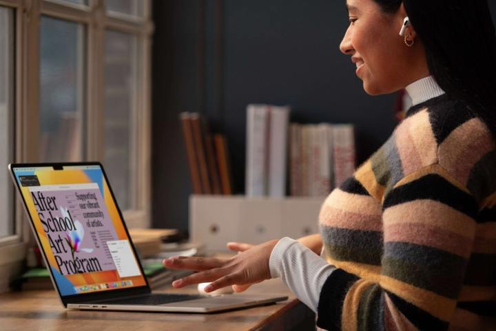 一位女士在使用 M2 芯片的 2023 款 MacBook Air 上工作。