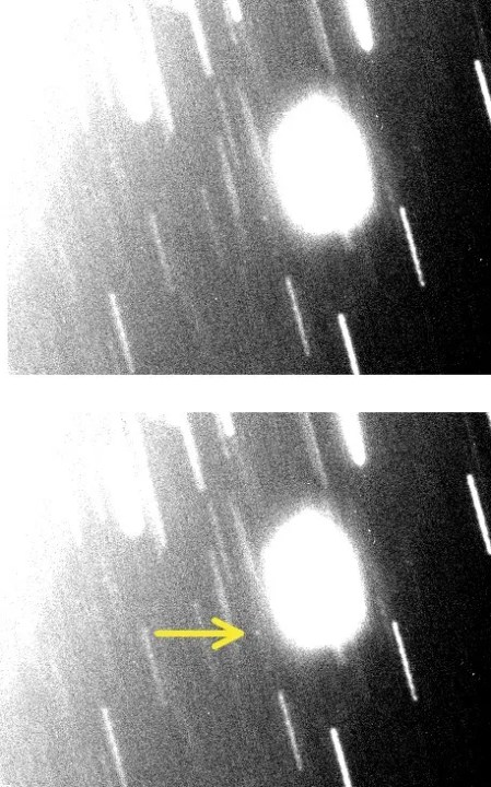 La imagen de descubrimiento de la nueva luna de Urano S/2023 U1 utilizando el telescopio Magallanes el 4 de noviembre de 2023. Urano está justo fuera del campo de visión en la parte superior izquierda, como se ve por el aumento de la luz dispersa. S/2023 U1 es el punto de luz tenue en el centro de la imagen. (Hay una flecha apuntando hacia él en la versión inferior de la imagen). Los rastros son de estrellas de fondo. 
