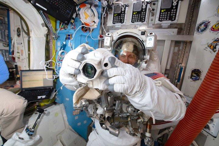 空间站上的尼康相机。