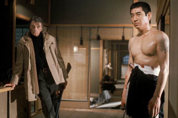 Robert Mitchum, Yakuza'da Ken Takakura'nın arkasında duruyor.
