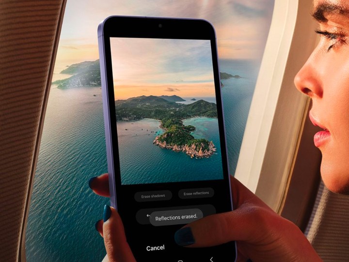 Eine Frau macht mit dem Samsung Galaxy S24 ein Foto aus dem Fenster eines Flugzeugs.