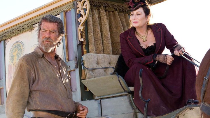 Pierce Brosnan y Anjelica Huston en Seraphim Falls.