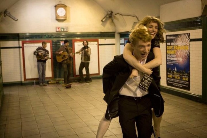 《关于时间》中，一个男人抱着一个女人。