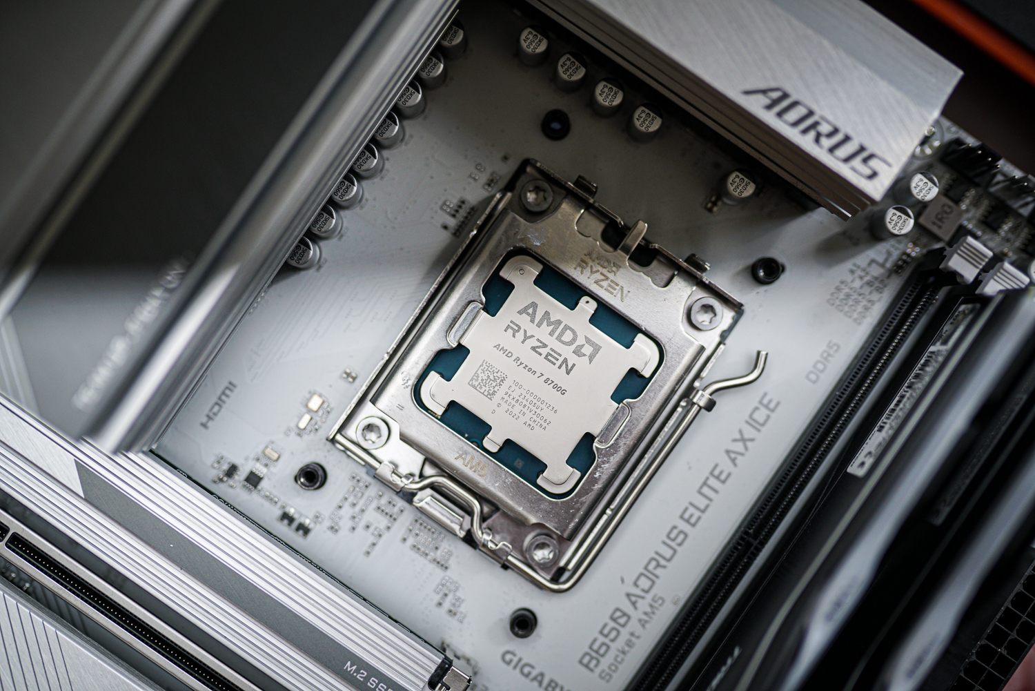 APU Ryzen 8700G AMD در مادربرد قرار داده شده است.