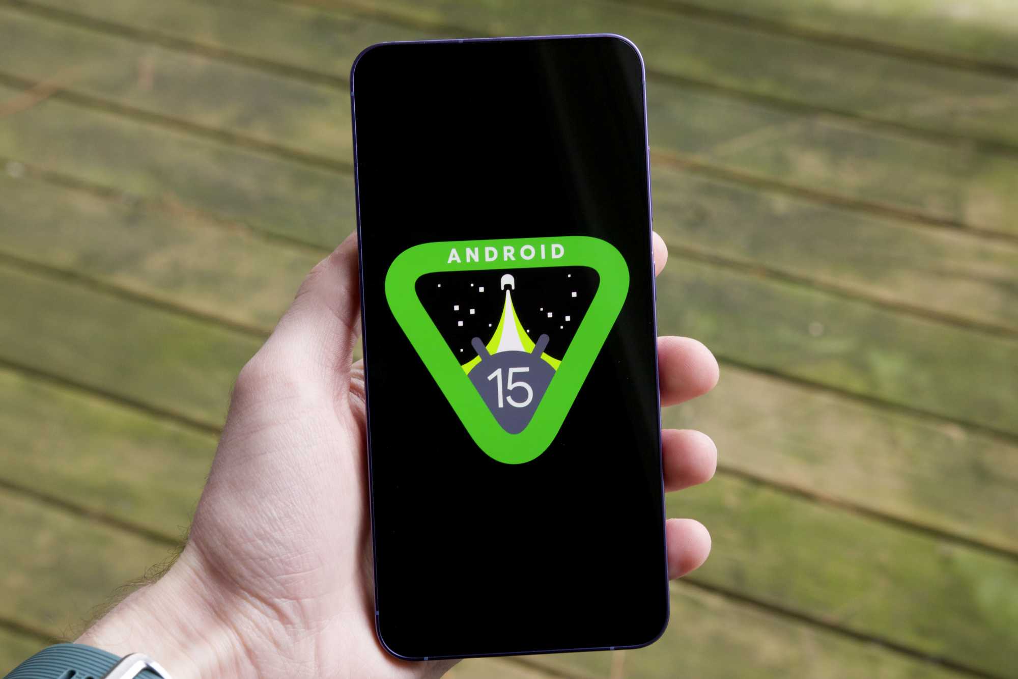 智能手机上的 Android 15 徽标。