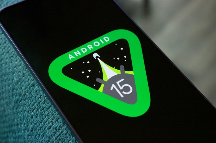 El logotipo de Android 15 en un smartphone.