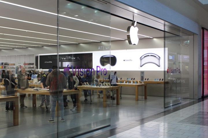 Apple Vision Pro wird in einem Apple Store vermarktet.
