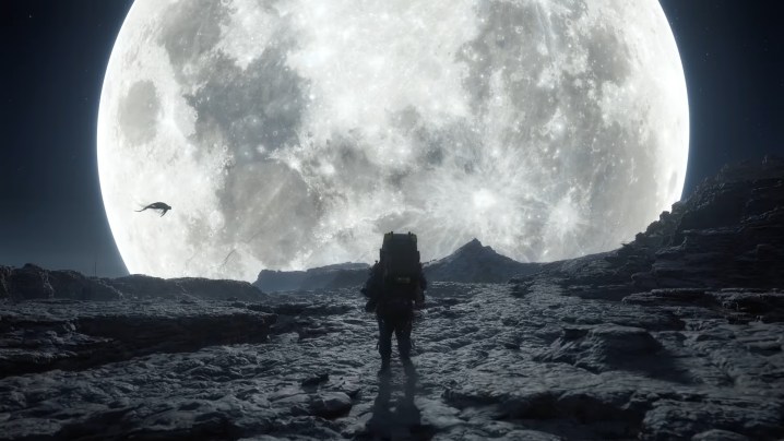 Sam Bridges camina sobre una cresta frente a la luna.