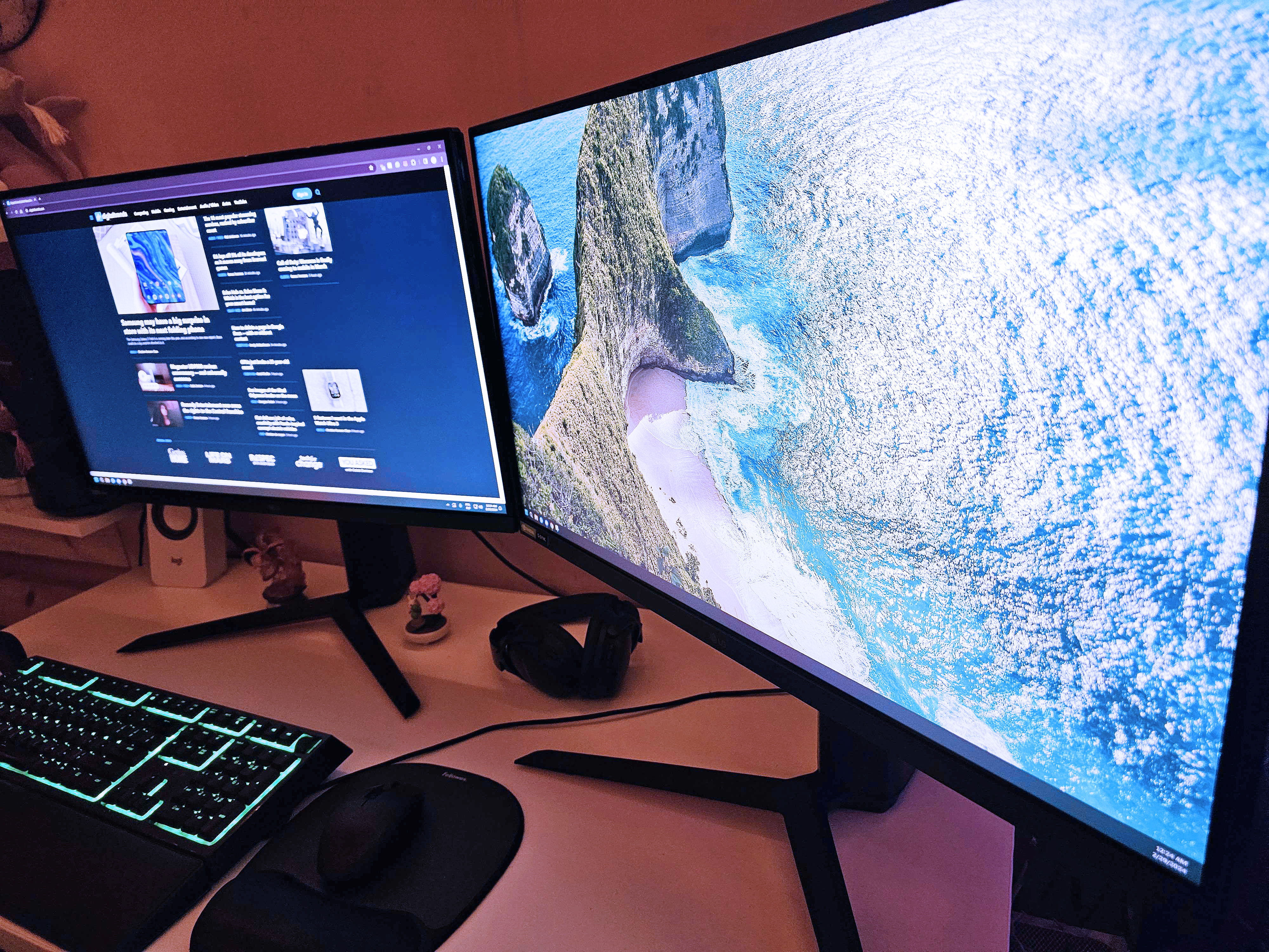 Dos monitores LG UltraGear sobre un escritorio, vistos desde un lado.