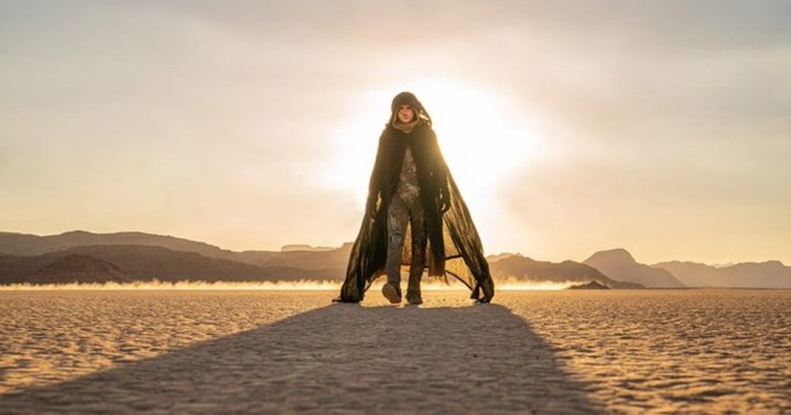 Paul camina por el desierto en Dune: Parte Dos.