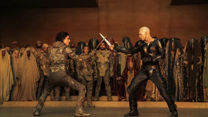 Timothée Chalament y Austin Butler como Paul y Feyd-Rautha teniendo un duelo de cuchillos en Dune: Part Two.